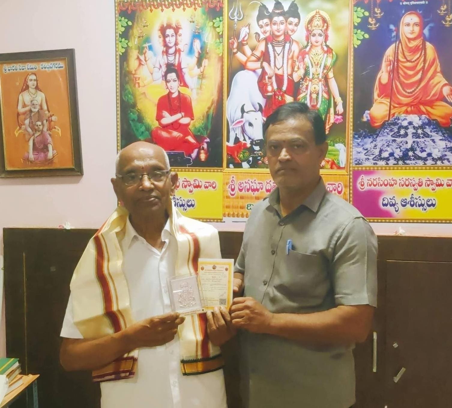 దత్తత్రేయ ఆలయ నిర్మాణానికి 25001/- రూపాయలు విరాళం అందజేత